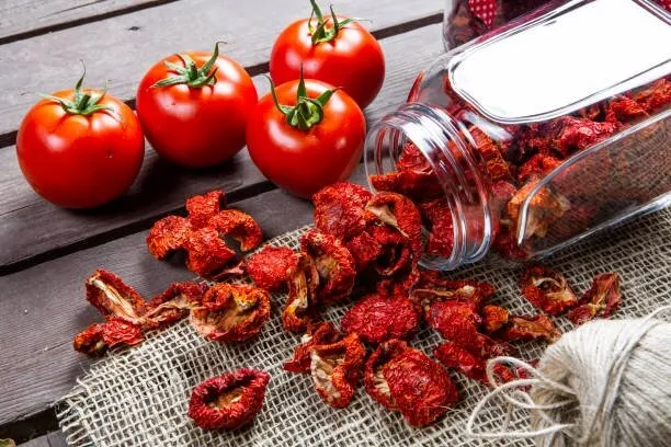 خوردن گوجه فرنگی برای این افراد ضرر دارد؛ ۵ عارضه و نکته مهم که حتماً بدانید