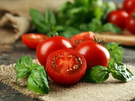 خوردن گوجه فرنگی برای این افراد ضرر دارد؛ ۵ عارضه و نکته مهم که حتماً بدانید