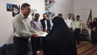 استاندار بوشهر با خانواده شهید اخلاقی در جم دیدار کرد