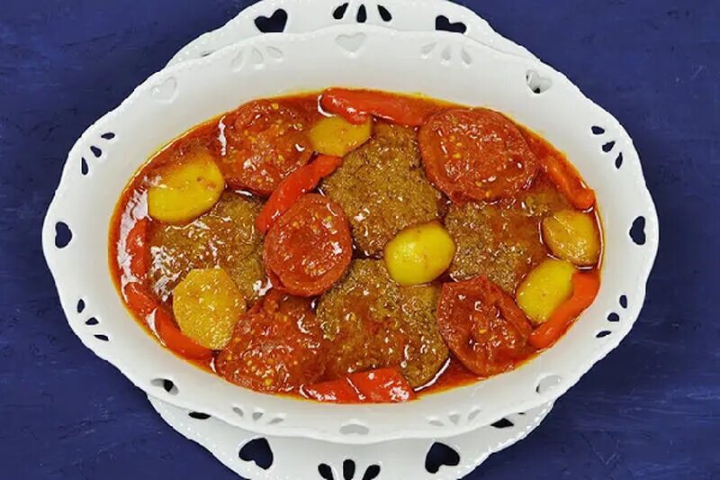 کباب تابهای با سس گوجه؛ این غذا با سیبزمینی سرو میشود کباب تابهای با سس گوجه؛ این غذا با سیبزمینی سرو میشود